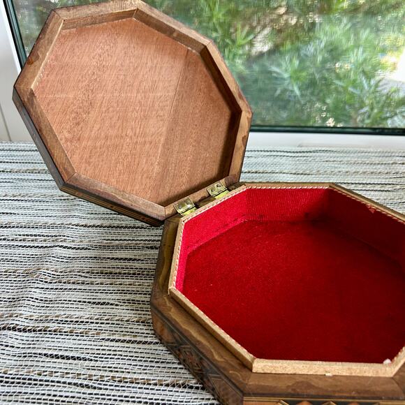 Vintage Octagonal Syrian Inlaid Mosaic Wood Box with Red Velvet Interior - Picture 14 of 16